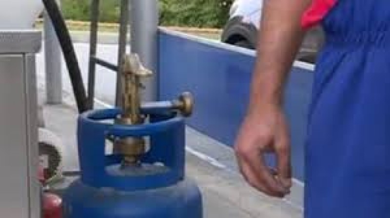 На косъм от трагедия: Кола се заби в газова колонка в столицата