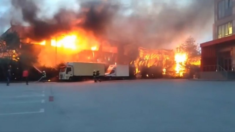 Пожарникари гасиха цяла нощ склада за алкохол в София