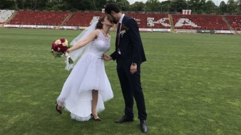 Влюбени се ожениха на Армията в чест на 70 години ЦСКА