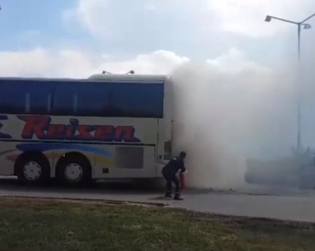 Автобус се запали на Хемус в опасна близост с бензиностанция