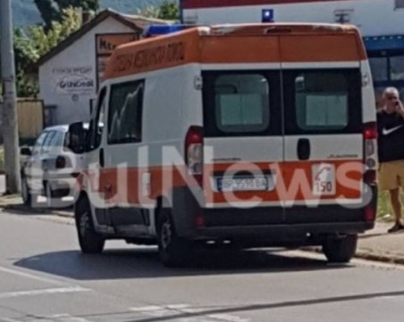 Кола се натресе в линейка с болно дете