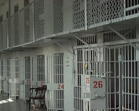 Намериха педофил обесен в затвора в Пловдив