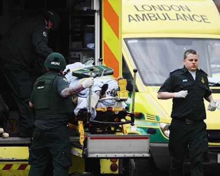 Нападнаха с киселина трима в Лондон