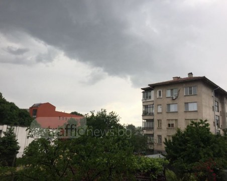 Небето над Пловдив притъмня! Гергьовденски дъжд се изсипва над тепетата СНИМКИ