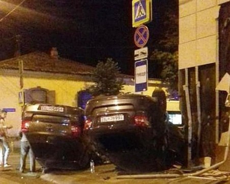 Уникална гледка с два автомобила по таван един до друг втрещи всички СНИМКА