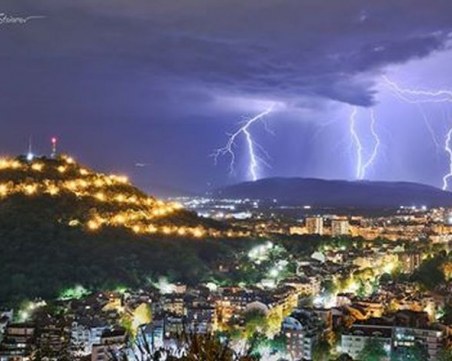 Уникални кадри от вчерашната буря край Пловдив ВИДЕО