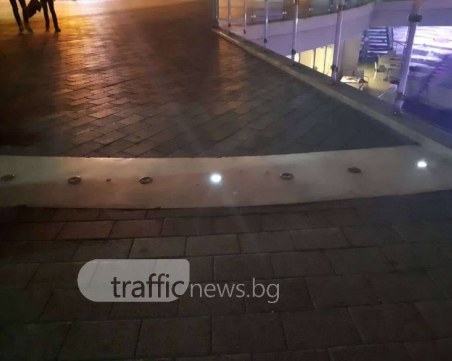 Вградените в плочките лампички на Джумаята умряха! Светят тук-там и от време на време СНИМКИ