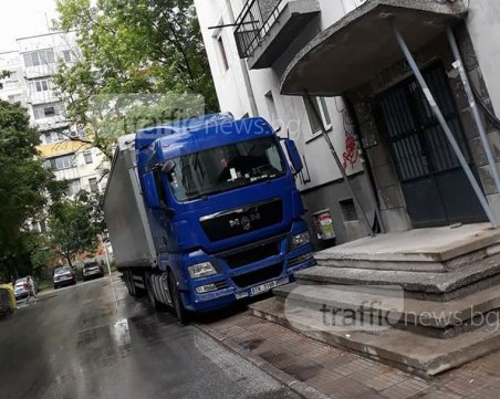 Архитектурно чудо! Тир се “застрои“ на калкан до блок в Смирненски СНИМКИ