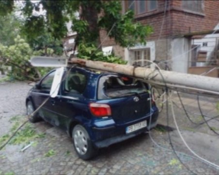 Електрически стълб премаза автомобил в Кършияка СНИМКИ