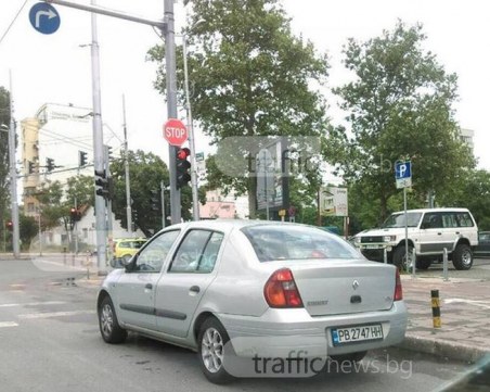 Мъж псува и удря колата на жена в средата на кръстовище в Пловдив СНИМКА