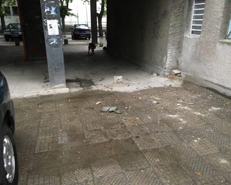 Огромни парчета мазилка падат по път за детския ясли в центъра на Пловдив СНИМКИ