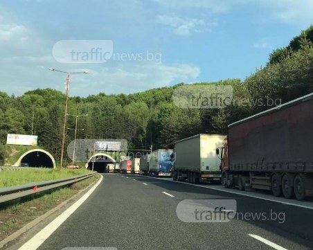 Полиция през 10 километра на магистрала Тракия, камиони отбиват в аварийните ленти СНИМКИ