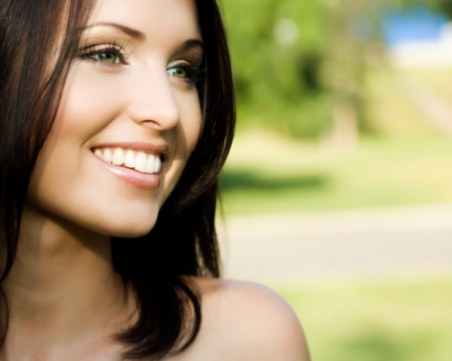 Усмихнатите снимки ни състаряват