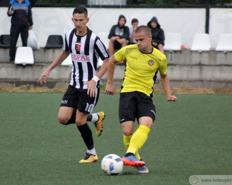 Юношите на Ботев на 3 точки от титлата след победа в дербито