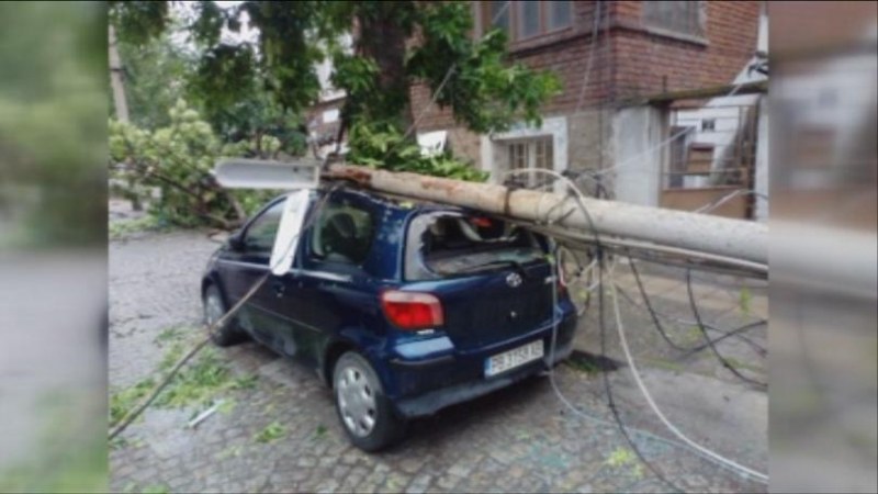 Електрически стълб премаза автомобил в Кършияка СНИМКИ