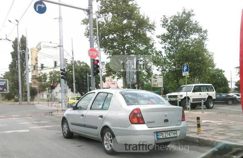 Мъж псува и удря колата на жена в средата на кръстовище в Пловдив СНИМКА