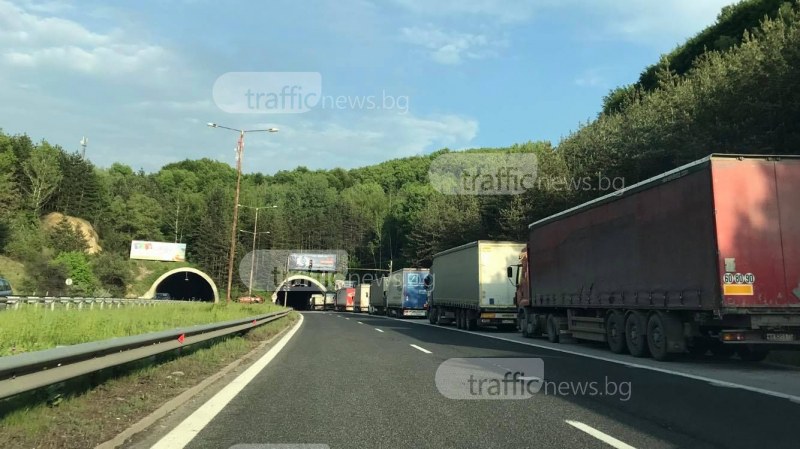 Полиция през 10 километра на магистрала Тракия, камиони отбиват в аварийните ленти СНИМКИ