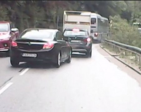 66-годишен мъж е бил зад волана на опела, изпреварвал безумно по пътя Смолян - Асеновград