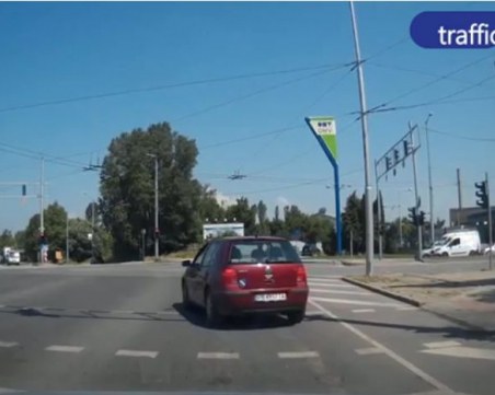 Пълен абсурд! Пешеходец пресича на червено на “Васил Априлов“, кола го последва ВИДЕО