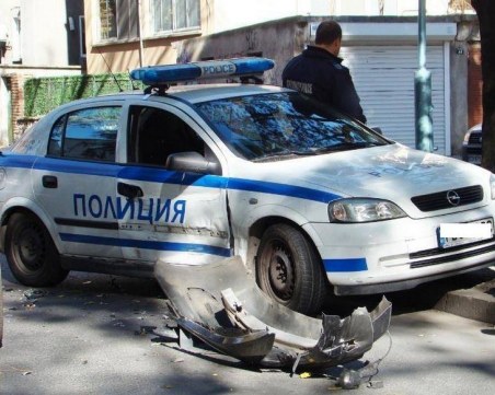 Екшън! Купонджия цели патрулка с тротоарни плочки, направили му забележка за силна музика