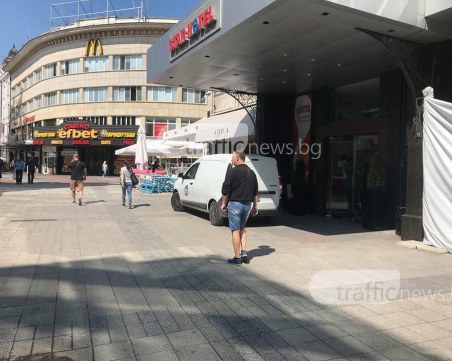 Главната на Пловдив отново не е само за пешеходци, превърна се в паркинг СНИМКИ