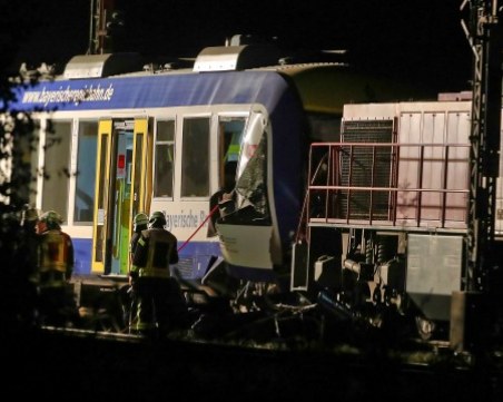 Катастрофа между два влака в Германия, има загинали