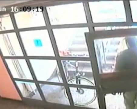Крадец задигна колело посред бял ден от блок, камера улови лицето му СНИМКИ и ВИДЕО