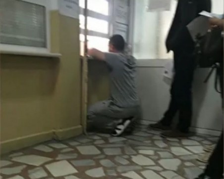 На колене пред КАТ! Така стотици шофьори си плащат глобите ВИДЕО
