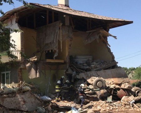 Пловдивски тир се заби в къща, шофьорът загина намясто СНИМКА