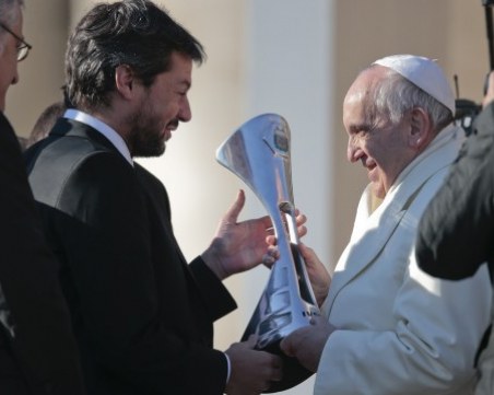 Сватба на британски принц, Ливърпул на финал... Лошо за папата