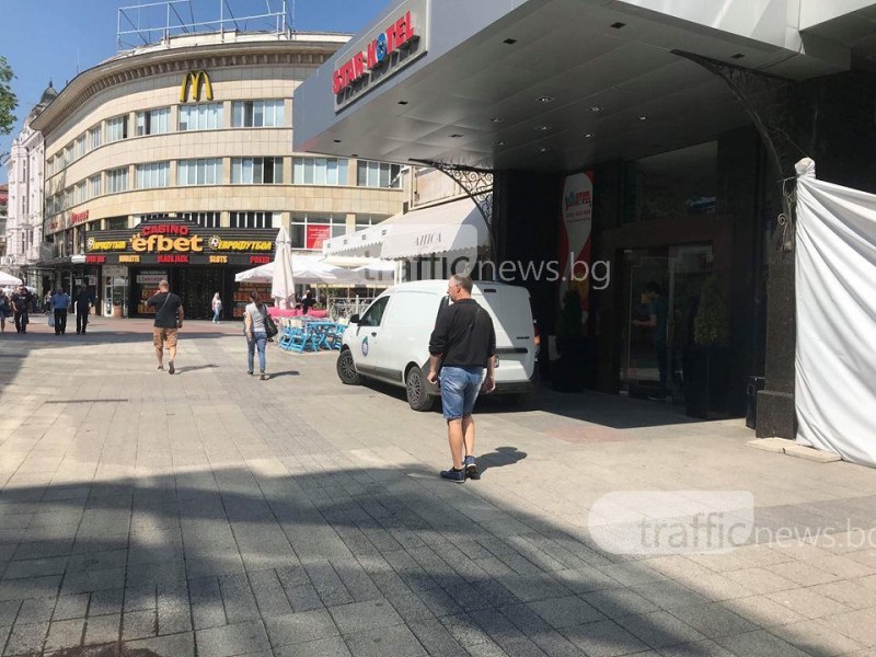 Главната на Пловдив отново не е само за пешеходци, превърна се в паркинг СНИМКИ