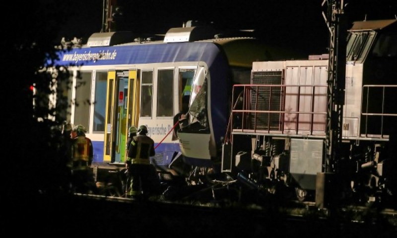 Катастрофа между два влака в Германия, има загинали