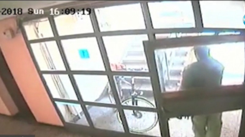 Крадец задигна колело посред бял ден от блок, камера улови лицето му СНИМКИ и ВИДЕО
