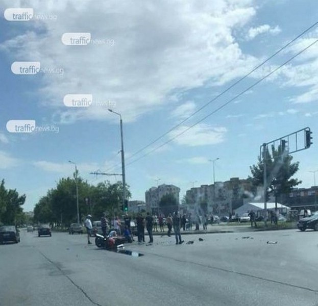 Ясно е състоянието на моториста, катастрофирал в Пловдив СНИМКИ