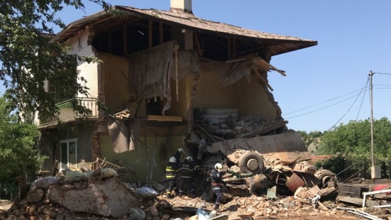 Пловдивски тир се заби в къща, шофьорът загина намясто СНИМКА