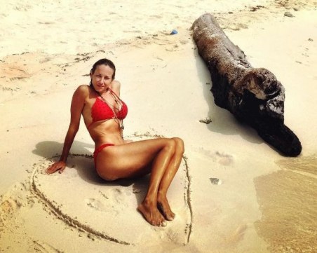 Алекс Раева се радва на златистите пясъци на Филипините