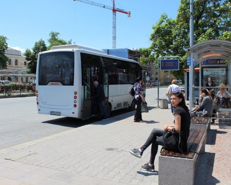 Бетонни пейки на 16 автобусни спирки се появиха в Пловдив СНИМКИ