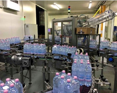 Чети етикета: Добиват известна изворна вода без разрешително, през съмнителни тръби