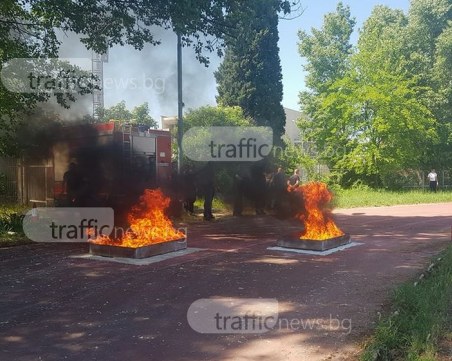 Двуметрови пламъци се извиха на Гребната, десетки огнеборци щурмуваха сграда СНИМКИ и ВИДЕО