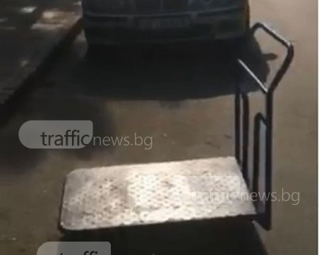 Куриерска фирма си маркира място за паркиране в Пловдив с... палетна количка ВИДЕО