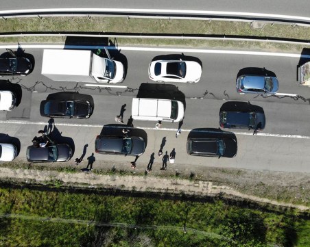 Огромна тапа на магистрала Тракия! Джип уцели резервоара на тир, горивото се разля СНСИМКИ