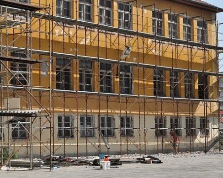 Отпускат 350 000 лева за спешни ремонти на пловдивски училища