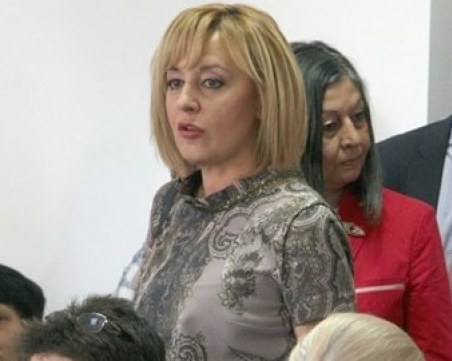 Служители на “Тренд фешън“ лице в лице с държавните институции, Манолова ги съветва да си търсят правата