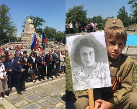 Стотици се качиха на Альоша, за да напомнят за безумната война и за подвига СНИМКИ+ВИДЕО