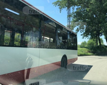 Удар между два автобуса в Пловдив, прозорците на единия са изпочупени СНИМКА
