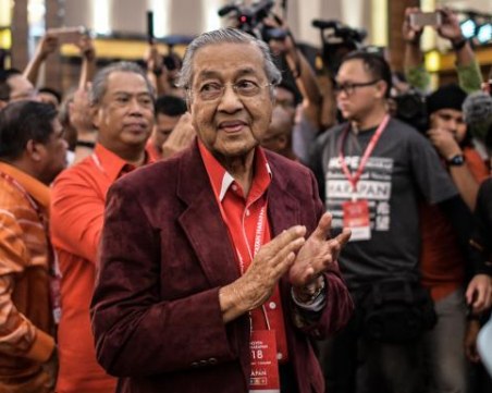 92-годишен ветеран поема властта в Малайзия