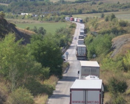 Аварирал тир блокира движението по прохода на Републиката