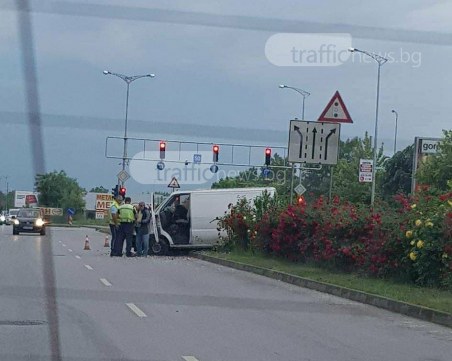 Бус се вряза в мантинелата до ПУ СНИМКИ