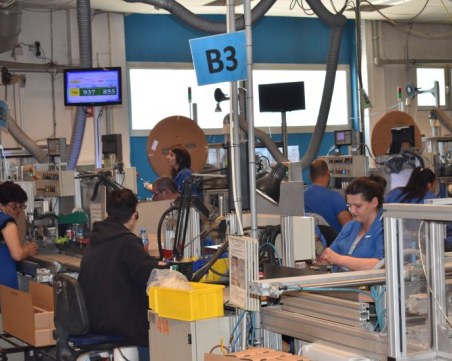 Една от големите и доказани компании в Пловдив търси над 100 нови служители СНИМКИ и ВИДЕО