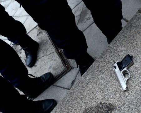 Екшън в подлеза на Централна гара! Мъж откри огън, намеси се жандармерия